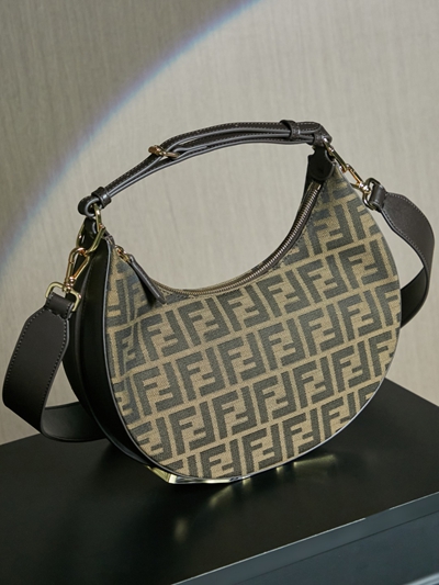 フェンディバッグ背面デザイン